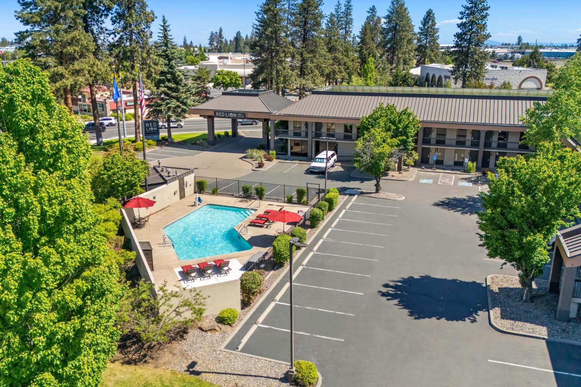 Red Lion Inn & Suites Deschutes River - Бенд Екстер'єр фото