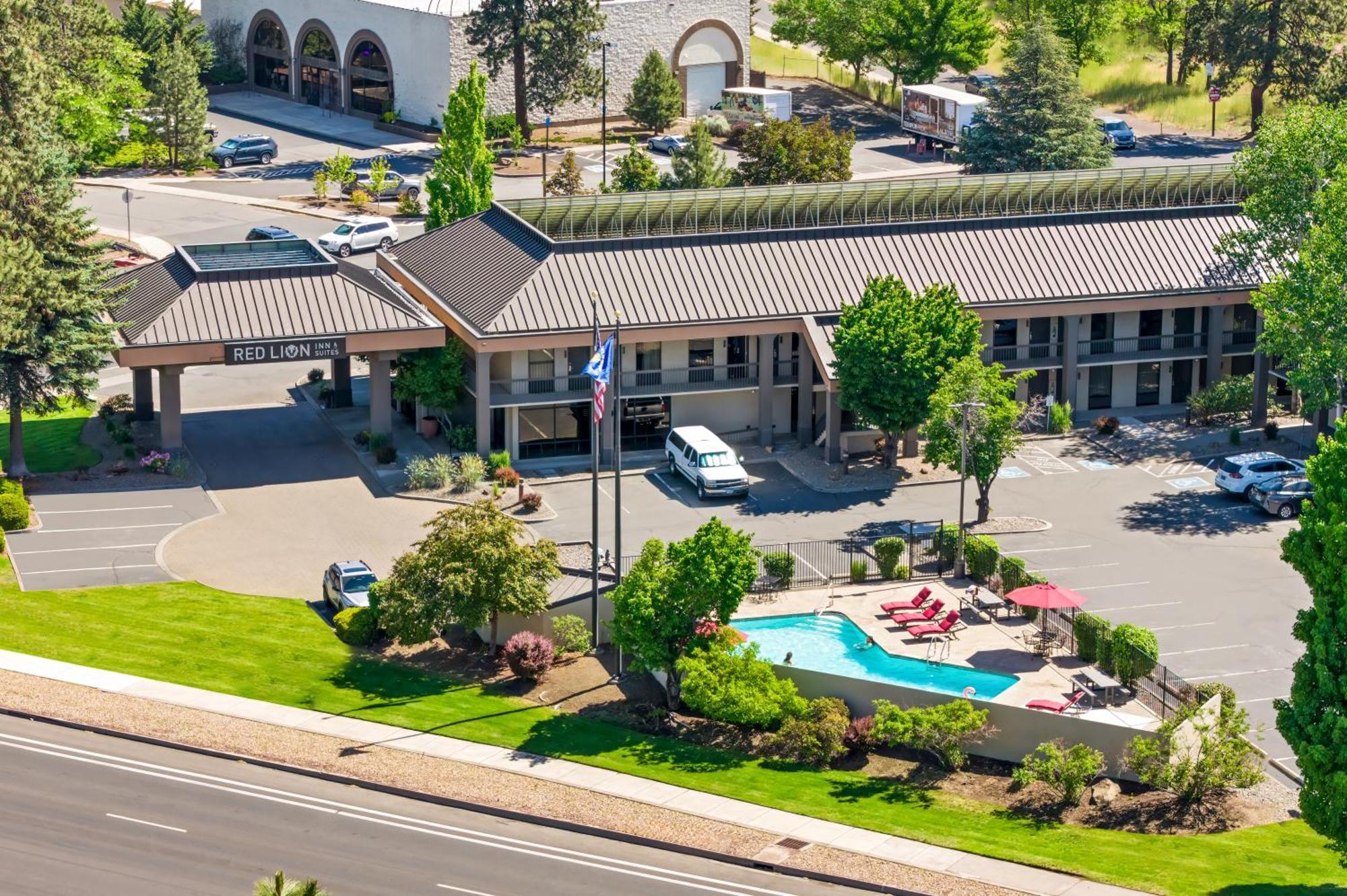 Red Lion Inn & Suites Deschutes River - Бенд Екстер'єр фото