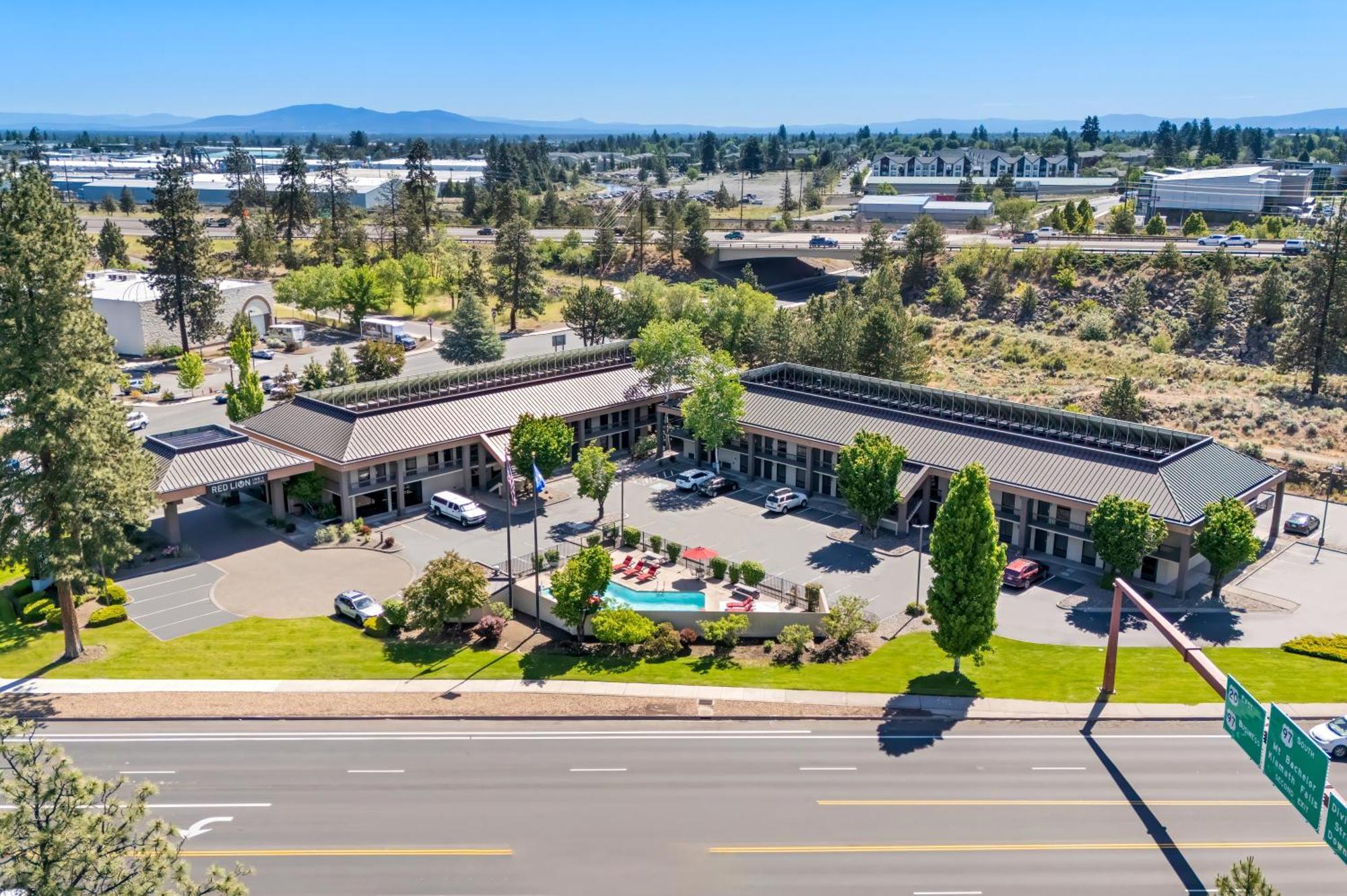 Red Lion Inn & Suites Deschutes River - Бенд Екстер'єр фото