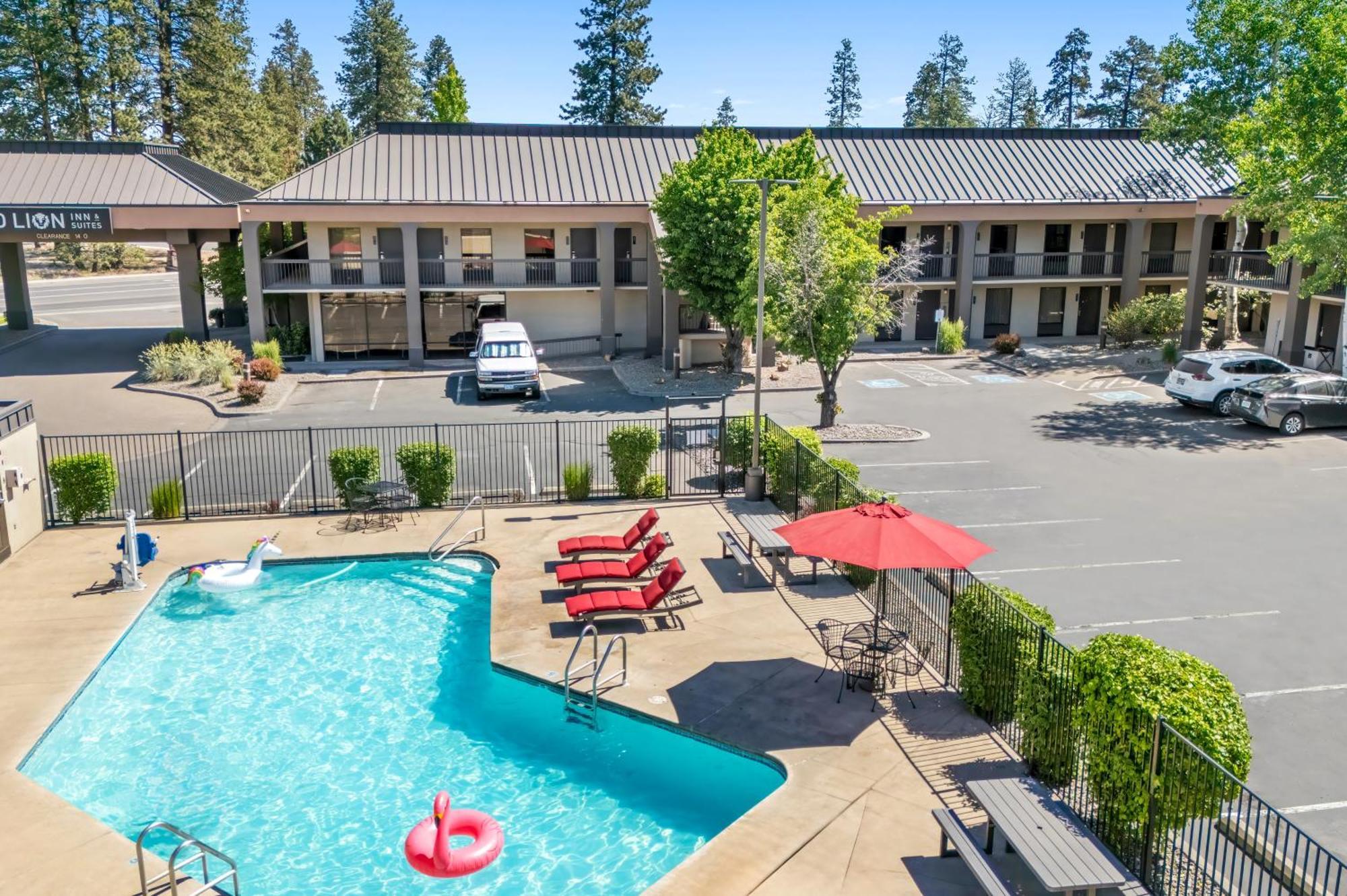 Red Lion Inn & Suites Deschutes River - Бенд Екстер'єр фото