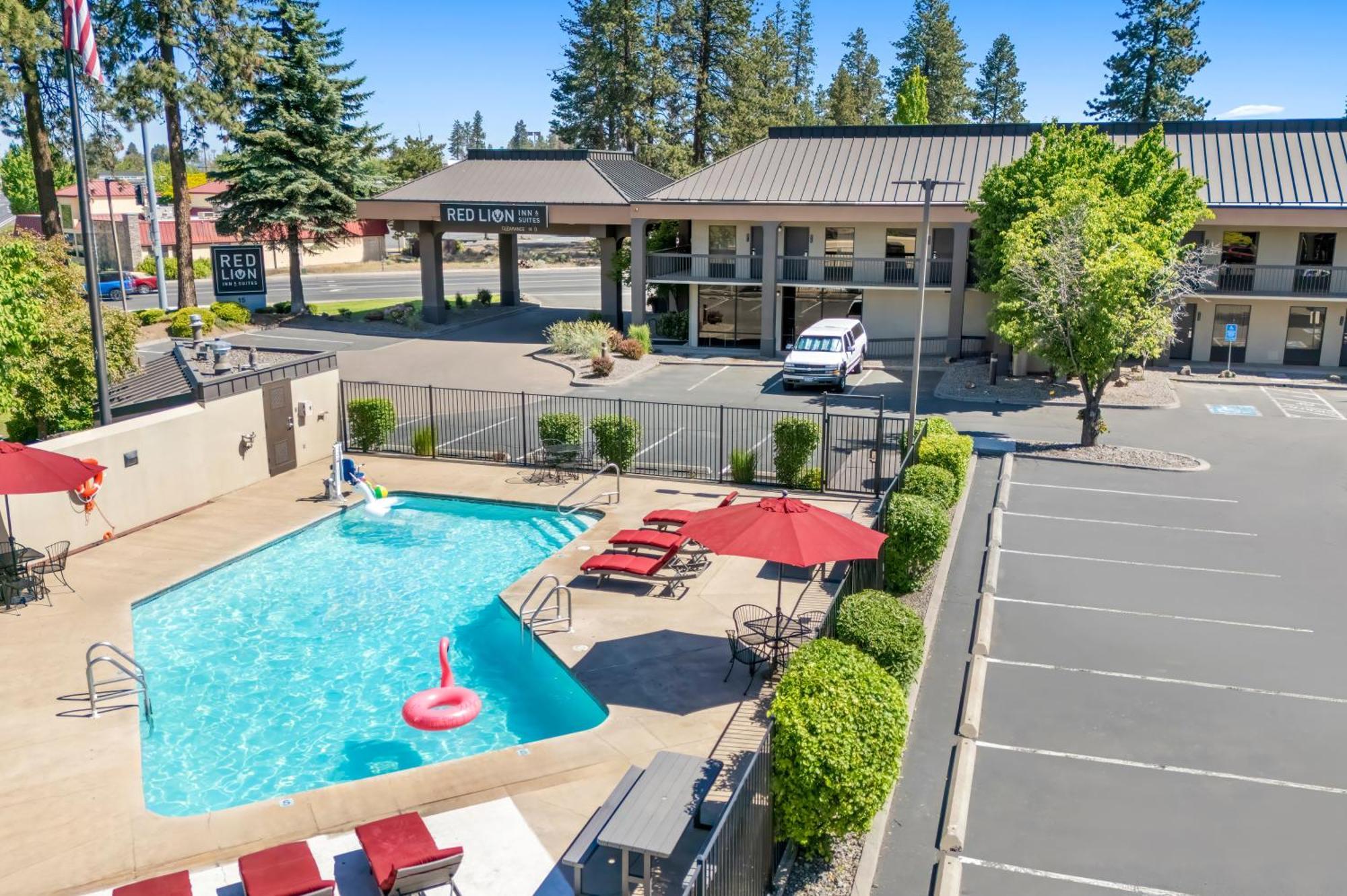 Red Lion Inn & Suites Deschutes River - Бенд Екстер'єр фото
