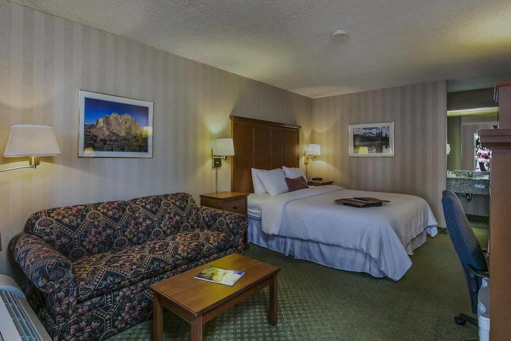 Red Lion Inn & Suites Deschutes River - Бенд Екстер'єр фото