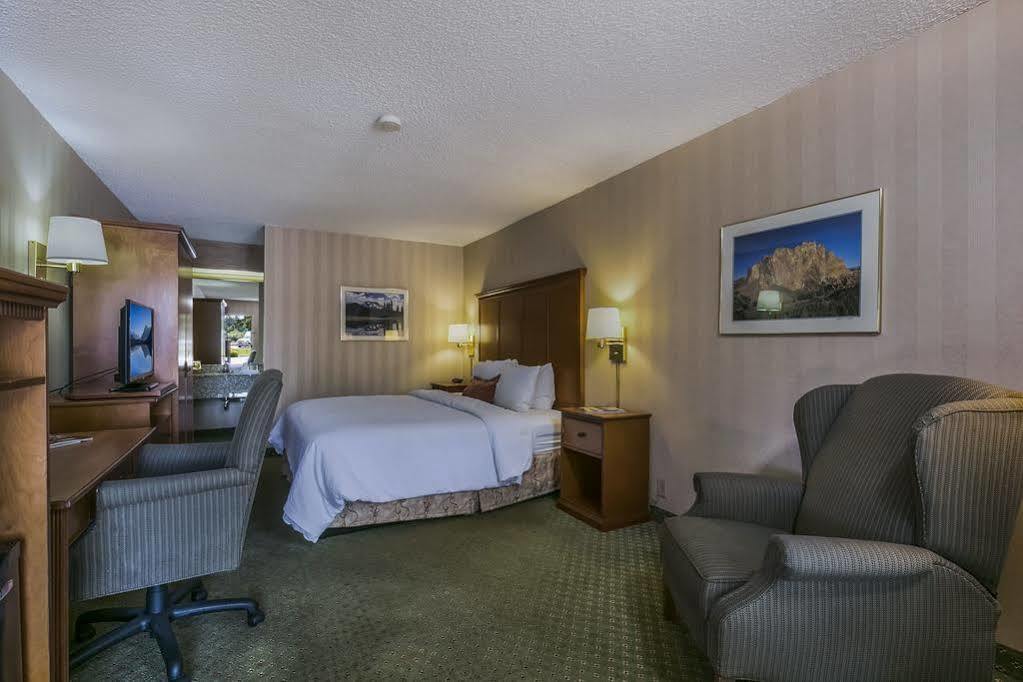 Red Lion Inn & Suites Deschutes River - Бенд Екстер'єр фото