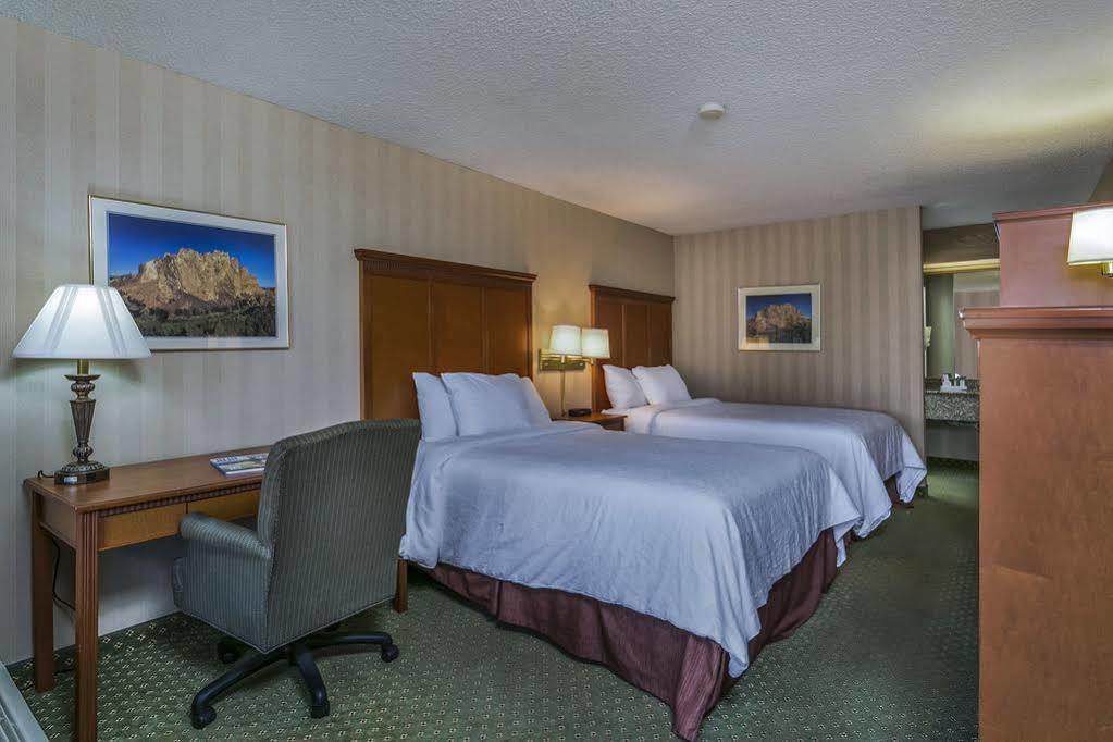Red Lion Inn & Suites Deschutes River - Бенд Екстер'єр фото