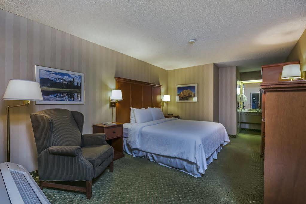 Red Lion Inn & Suites Deschutes River - Бенд Екстер'єр фото